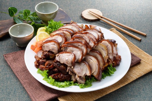 족발을 소스에 찍어 샐러드와 함께? 이색 맛집 ‘인기’