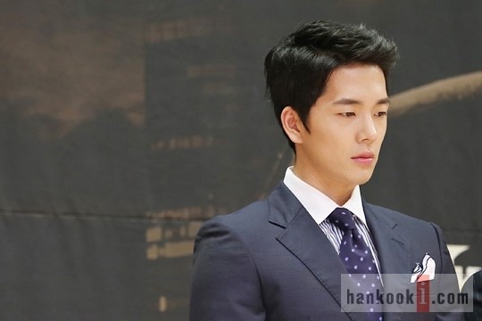 긴장한 모습의 이현진