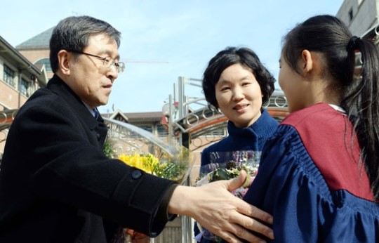 탈북소녀 서은이 초교 졸업 경찰 아저씨 덕분입니다
