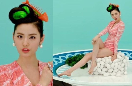 오렌지캬라멜 나나 까탈레나 MV서 섹시한 연어초밥으로 변신… 아찔한 각선미 선보여
