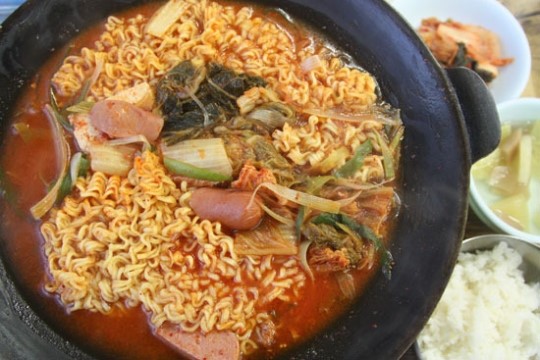 북한냉면·부대찌개… 외부 음식 특색