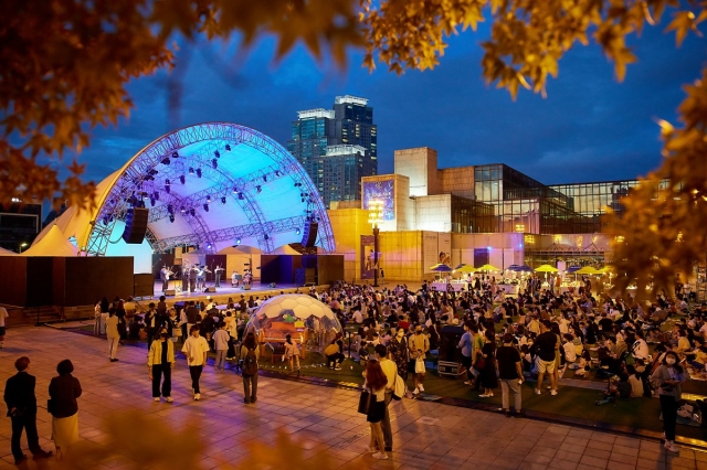 [Well-curated] Seoul Plaza Night Library, SAC outdoor cultural events, DIY stained glass