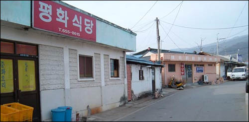 마을이 온통 낮은 돌담... 굽이굽이 포근해