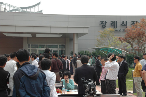 시민 오열 속 운구 행렬 봉하마을로