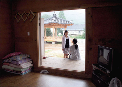 시멘트로 지은 리조트는 가라, 한옥 민박