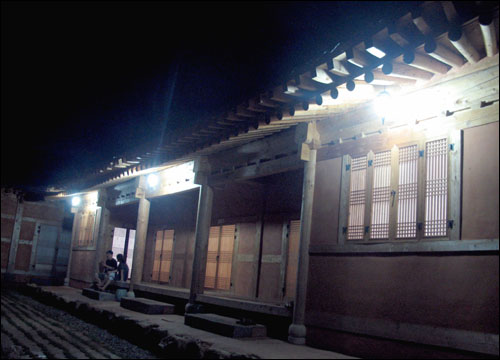 시멘트로 지은 리조트는 가라, 한옥 민박