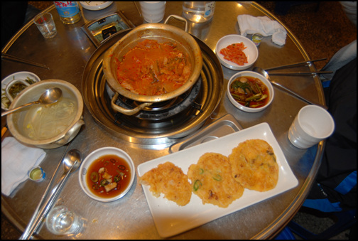 심야에 주점에서 포로가 되다