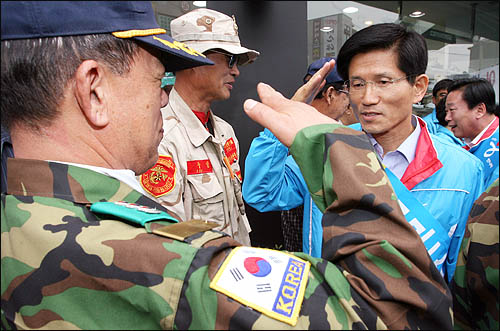 태극기 흔들고 큰절한 김문수, 사골 받은 유시민