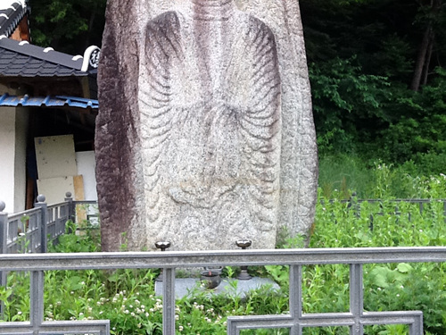 산에서 돌덩이가 딱! 소리치니 불상이 딱!