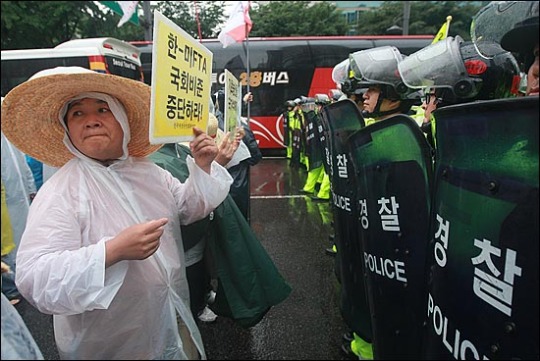 들끊는 민심, 1만명 광화문 점거