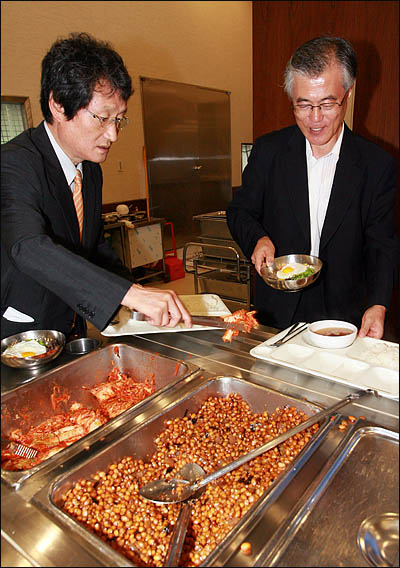 국회 구내식당 찾은 문재인, 점심 메뉴는?