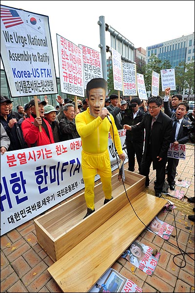 [사진] 노무현 관 퍼포먼스... 어버이연합, 심하네