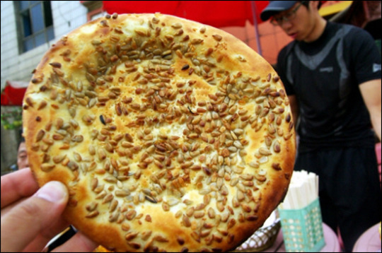 해바라기씨 품은 빵... 넌 어디서 왔니?