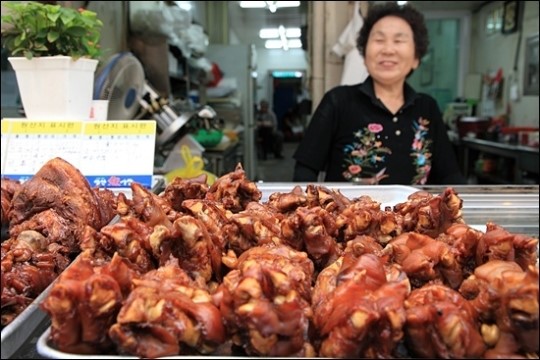 빈 점포 가득했던 거리, 무슨 짓을 한거야