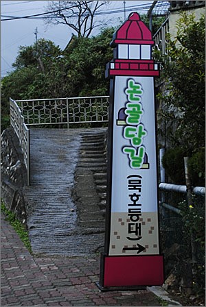 바닷가에 비가 내린다 슬퍼하지 마라 바다의 매력은 푸른색이 전부가 아니니