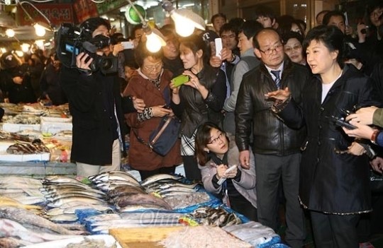 재래시장 찾은 박근혜 제가 재미가 들렸죠