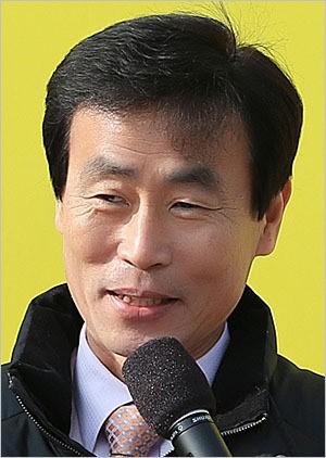 한판 붙자 권투시합 앞둔 시장과 시의회장