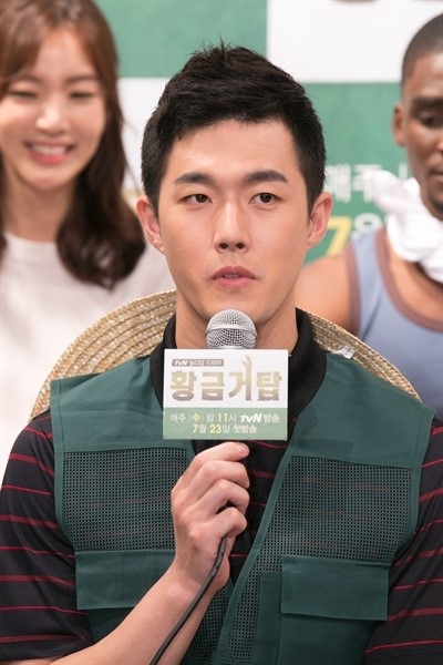 군복 벗고 몸빼바지 입은 이들...이젠 황금거탑이다