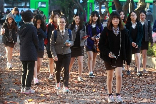 세월호 추모하고 수요집회 나가고  SKY 못가도 행복하다는 여고생들