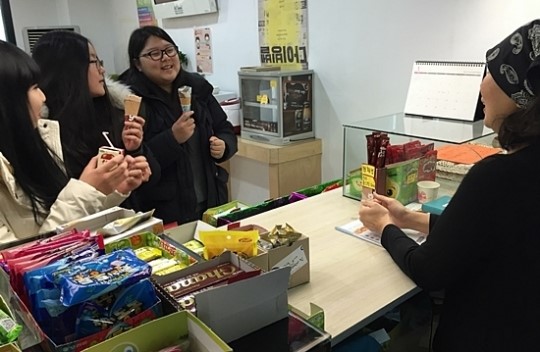 매점 아줌마를 엄마라 부르는 학생들 교사와 함께 점심...교장은 과자 사주고
