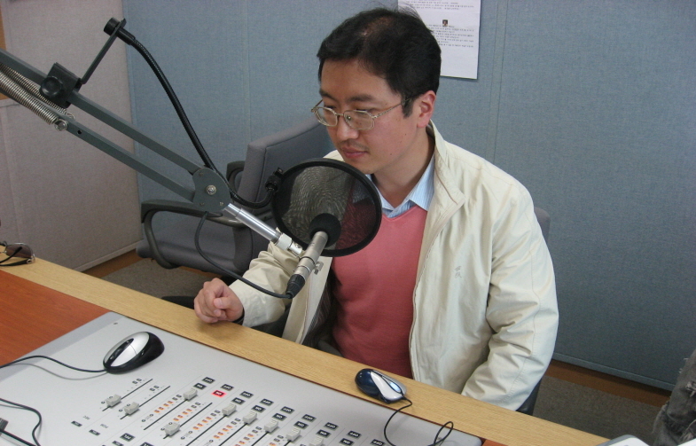 오로지 옛 가요만... 나는 희한한 방송 진행자