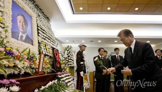 김영삼 전 대통령의 장례식장을 찾은 문재인 대표 | 인스티즈