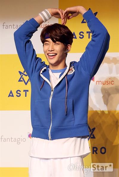 [오마이포토] MJ, 함박 미소짓는 하트 전령사!