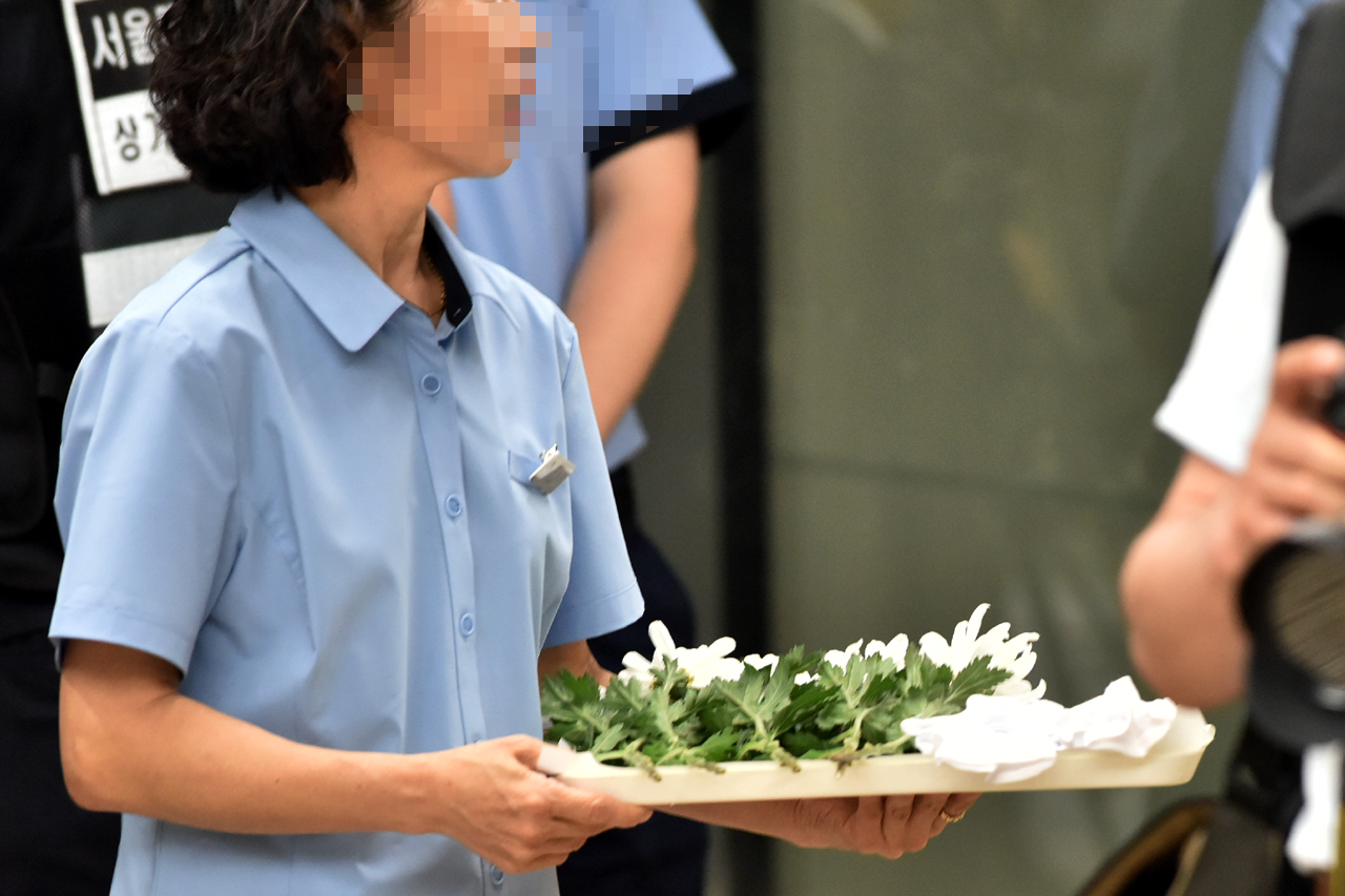 사람이 죽었는데...  의원님 국화꽃이나 챙기는 서울메트로