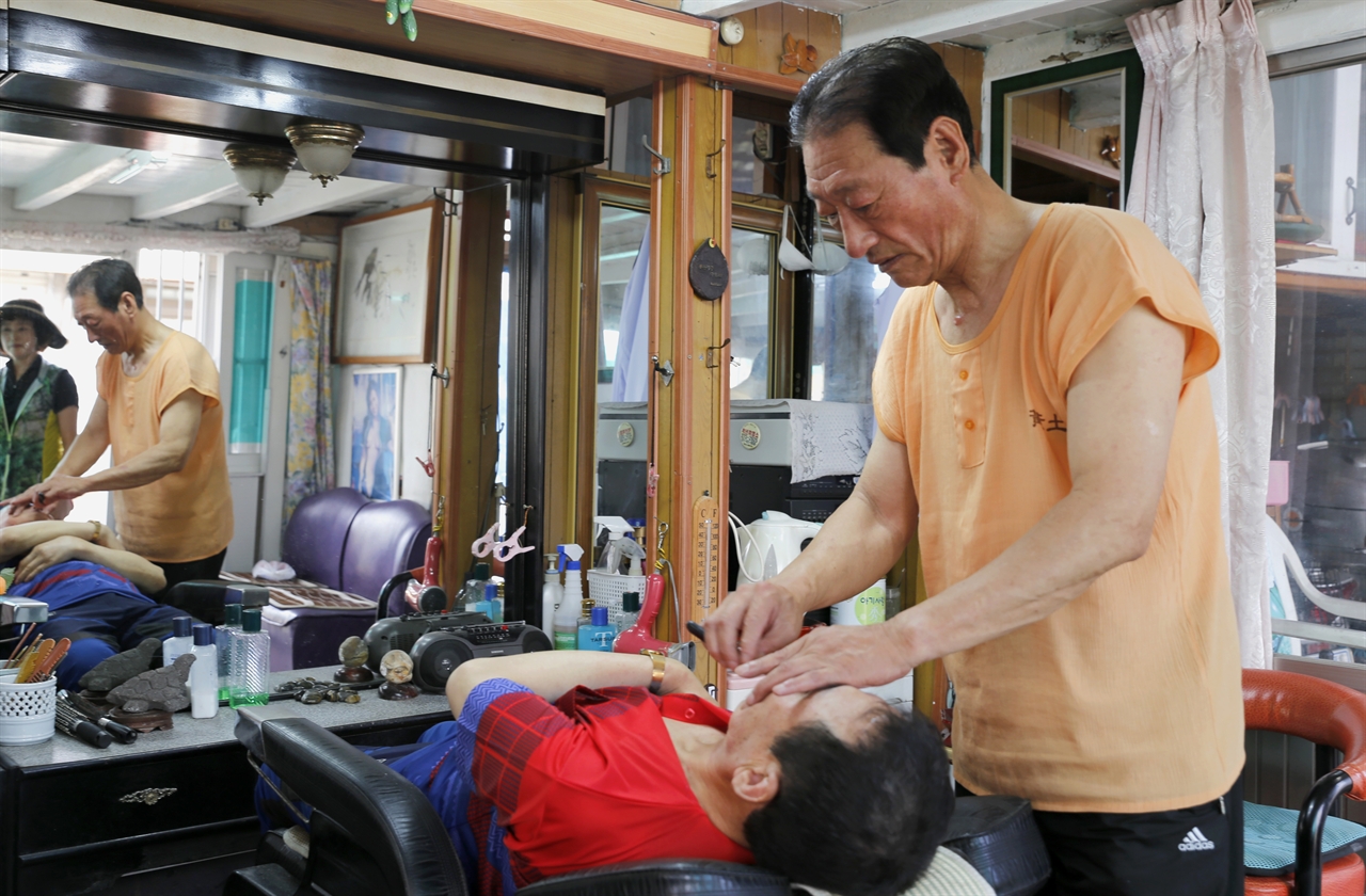 수동 바리캉, 비누 면도... 90년 된 이발소