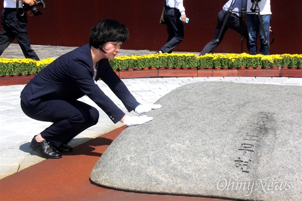 추미애 더민주 대표, 노무현 묘역 '눈물의 참배'