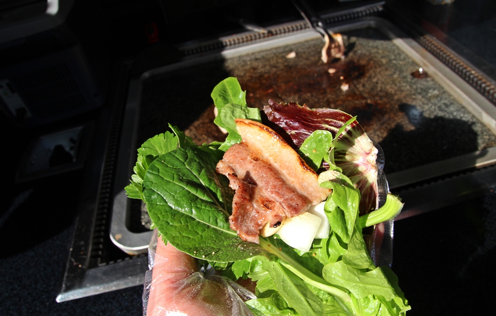 단돈 1000원에 맛본 삼겹살 한쌈, 그 맛은?