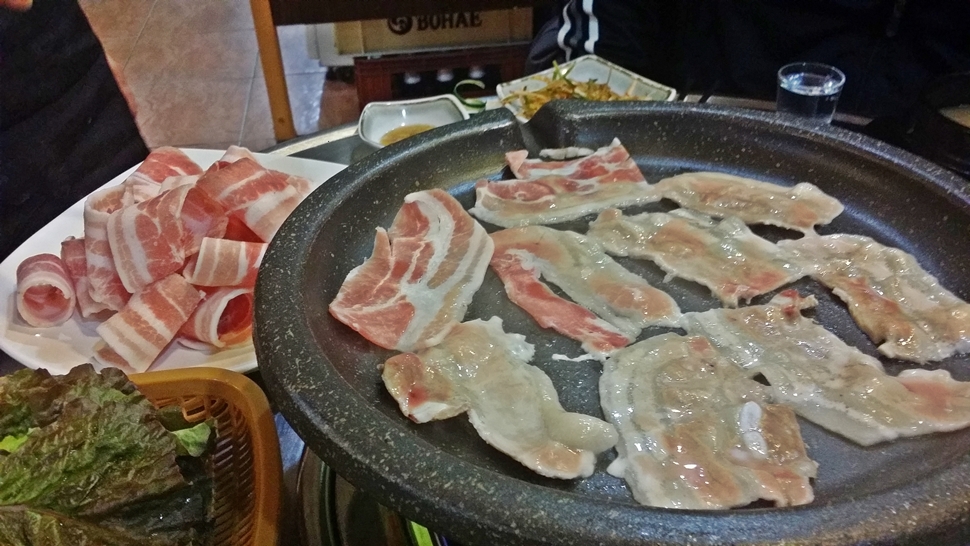 답답한 시국, 대패삼겹살에 소주 한잔 어때요