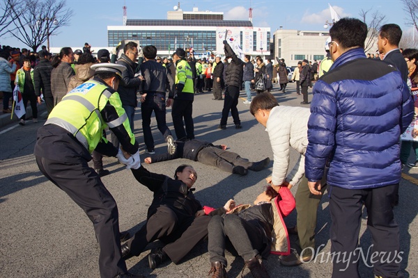 문재인에 욕하고 침뱉고... 구미 보수단체 난동