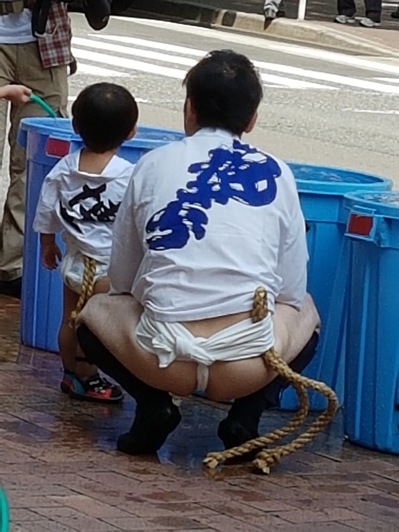 남자 속옷 입고 거리로, 삼대가 즐기는 물축제