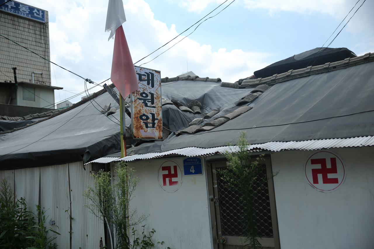 추억들이 모두 떠난 나의 고향, 남은 건 흉물 뿐