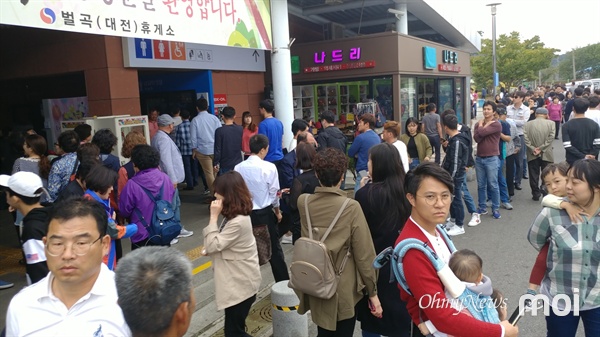 귀경길, 북적이는 휴게소