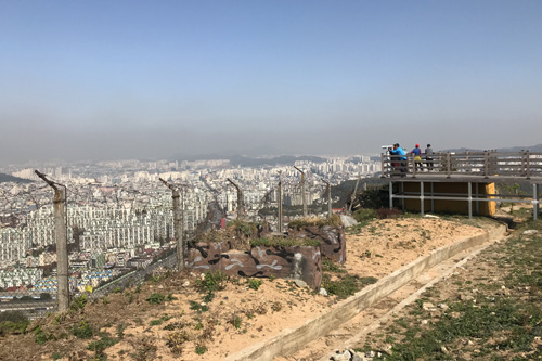 문학산 정상 개방 2년, 아직도 남아있는 철조망