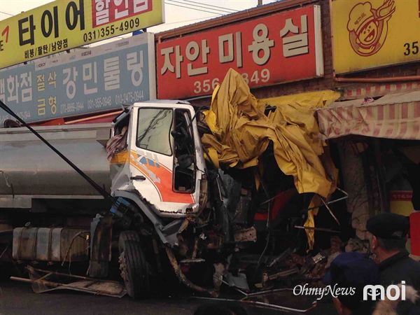 미용실로 돌진한 15톤 살수차... 운전자 숨져