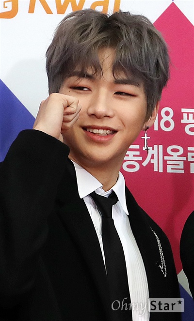 [오마이포토] 워너원 강다니엘, 팬들과 하나!