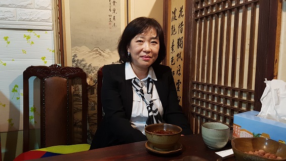 친구들과 전통차를 나눠 마시며 인생에 쉼표를 찍다