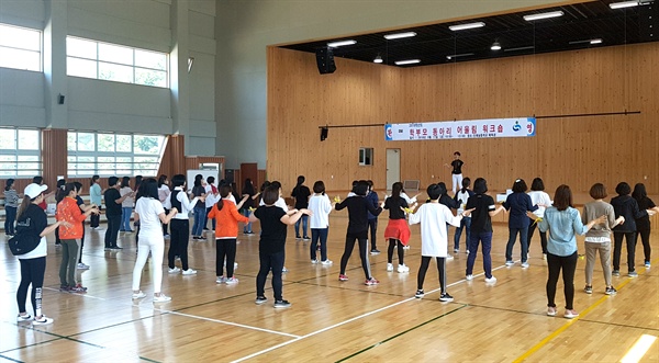 엄마들이 학교에서 뭉쳤어요