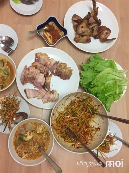 [러시아월드컵] 이 작은 도시 식당은 스웨덴 응원단으로 가득했다