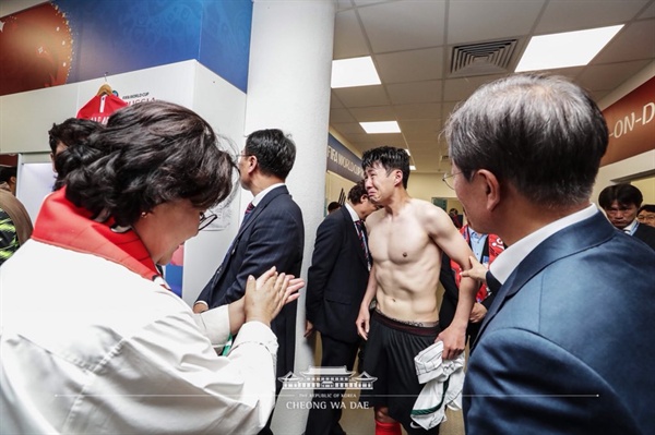 울먹이는 손흥민 토닥인 문 대통령 "한국, 뒷심 강해"
