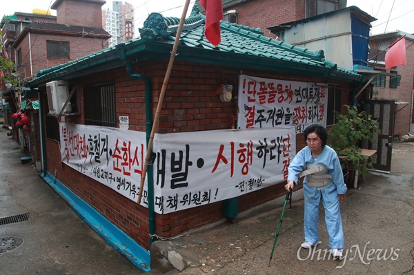 쌍욕과 쓰레기... 항우울제 먹으며 버티는 아현동 사람들