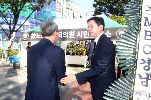 [사진] 노회찬 조문한 김경수 마음 너무 아파, 미안합니다