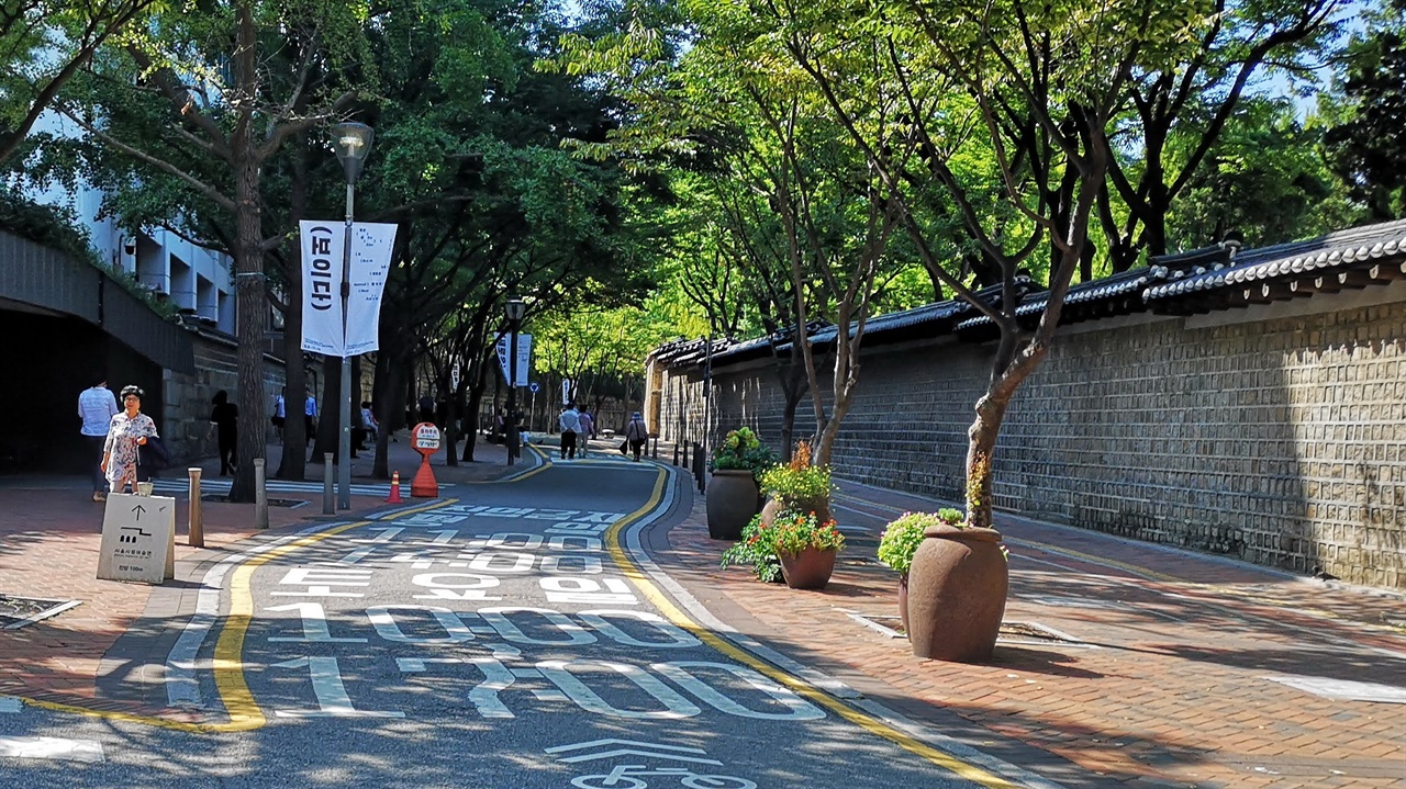 정동 덕수궁 돌담길에서 만나는 이색적인 근대의 모습