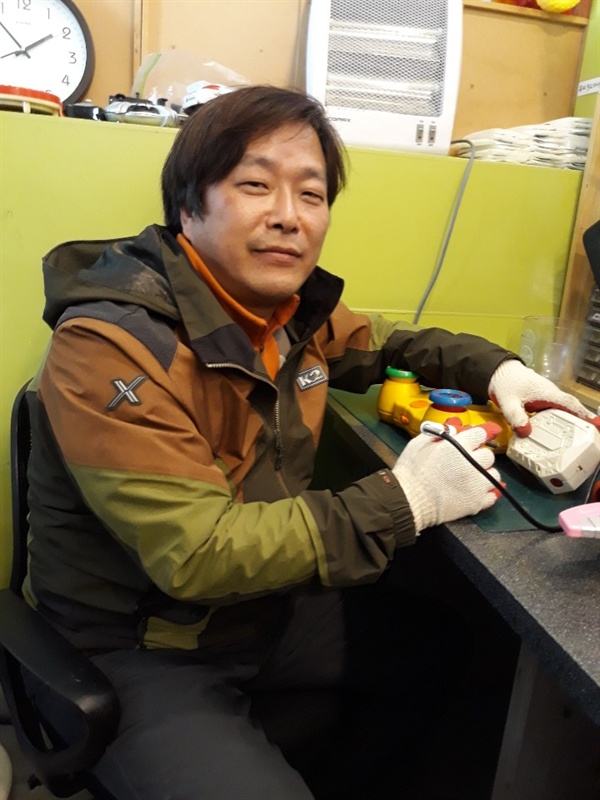 고장 난 장난감에 새 생명을... 희망을 수리하는 부자