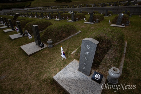 죽은 시민군 엄마가 산 시민군에게...  살아야제, 29만원 전두환도 골프치는디