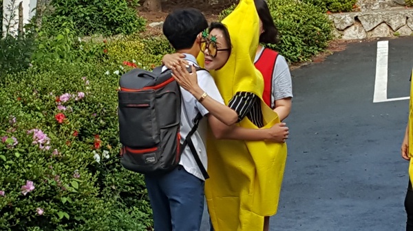 진해남중학교 어머니들이 만든 활기찬 등굣길