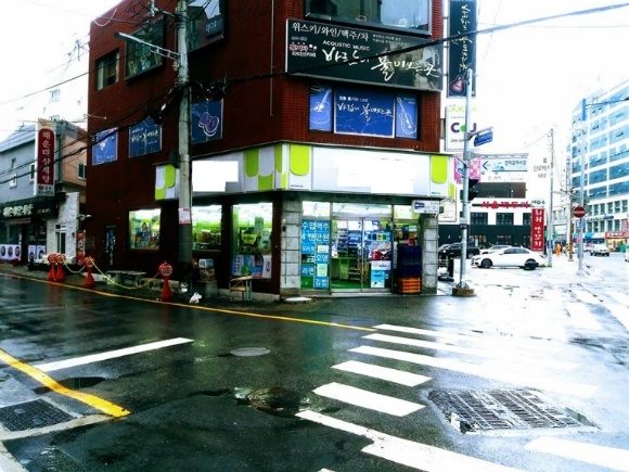 비 오는 날 편의점에 앉은 검은 양복의 사내들  